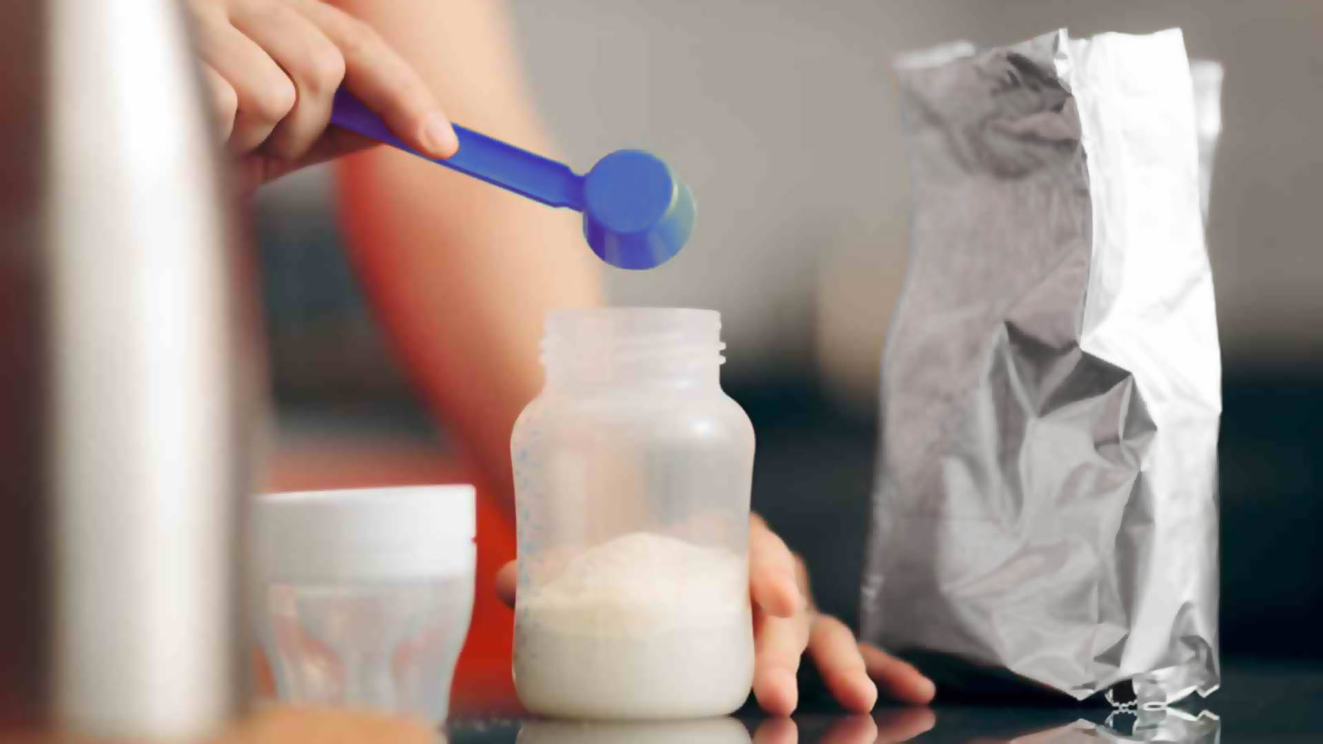 La composizione del latte artificiale  una formula costante mentre il latte materno si adatta alle necessit nutrizionali del bambino