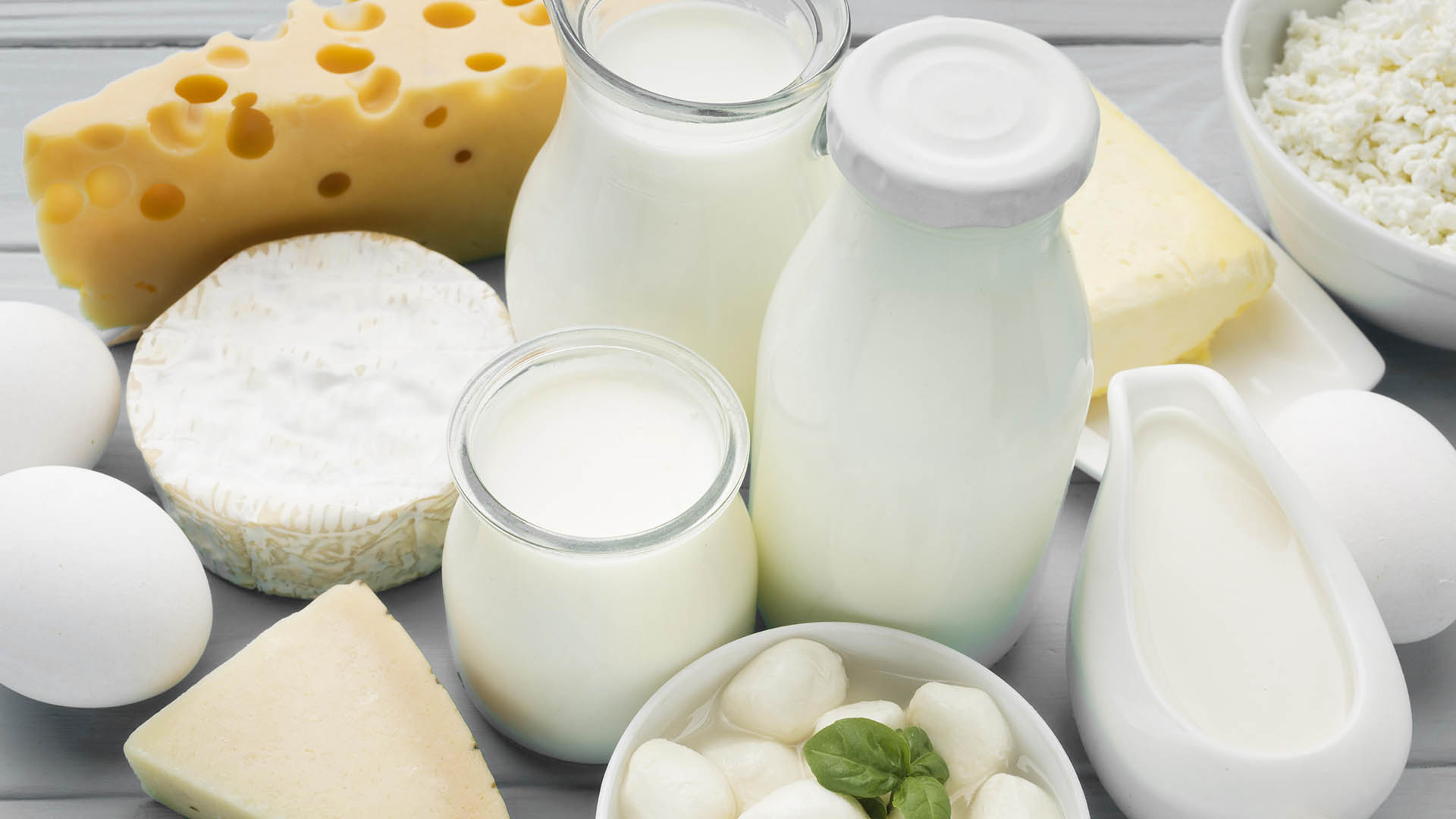 Il latte e i latticini rappresentano alimenti proteici. Apportano calcio ma se acidificanti portano anche al suo consumo come minerale tampone 
