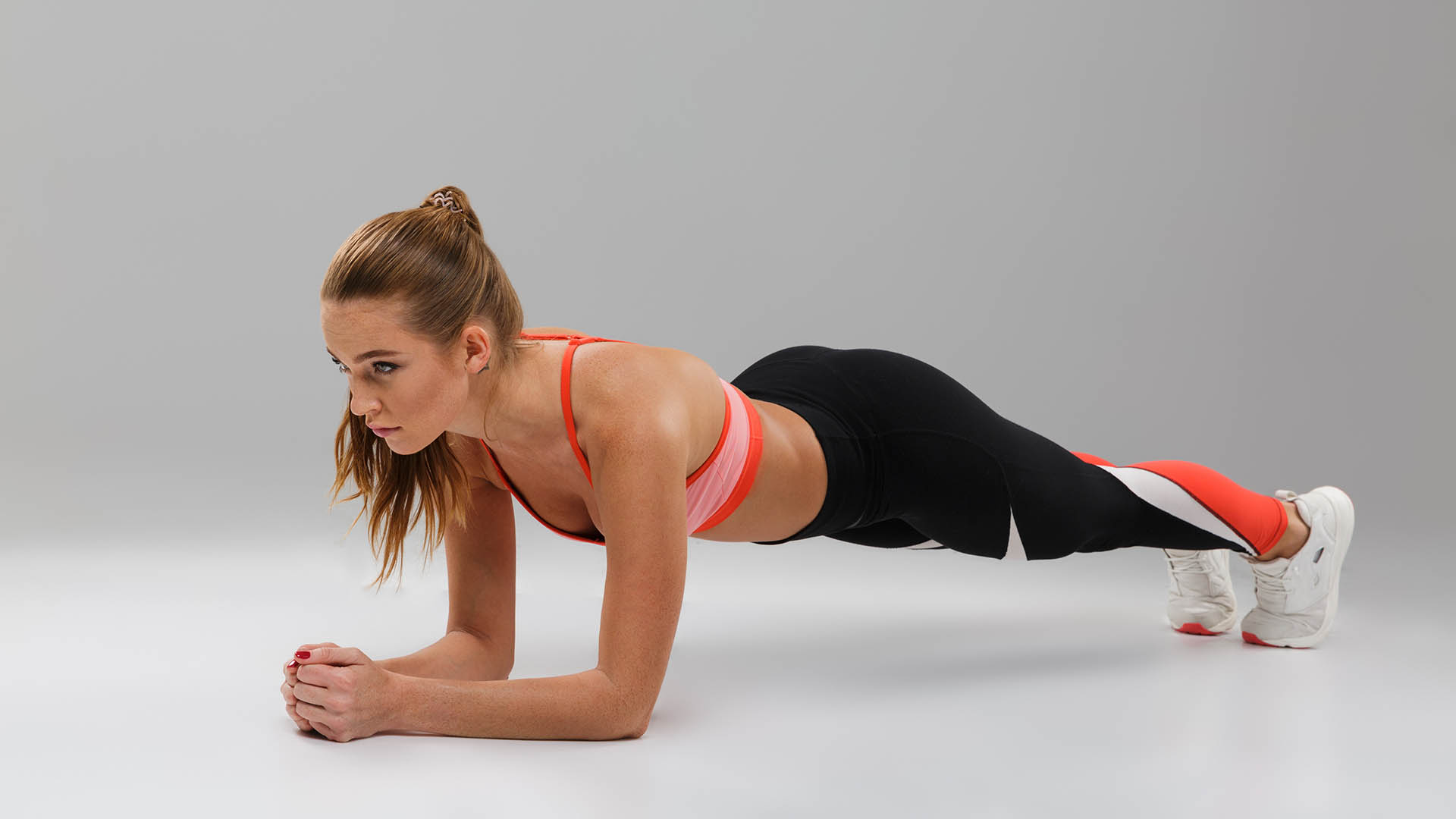 Il plank  un esercizio per educare il corpo a stabilizzarsi attraverso l'attivazione della muscolatura appunto detto stabilizzatrice