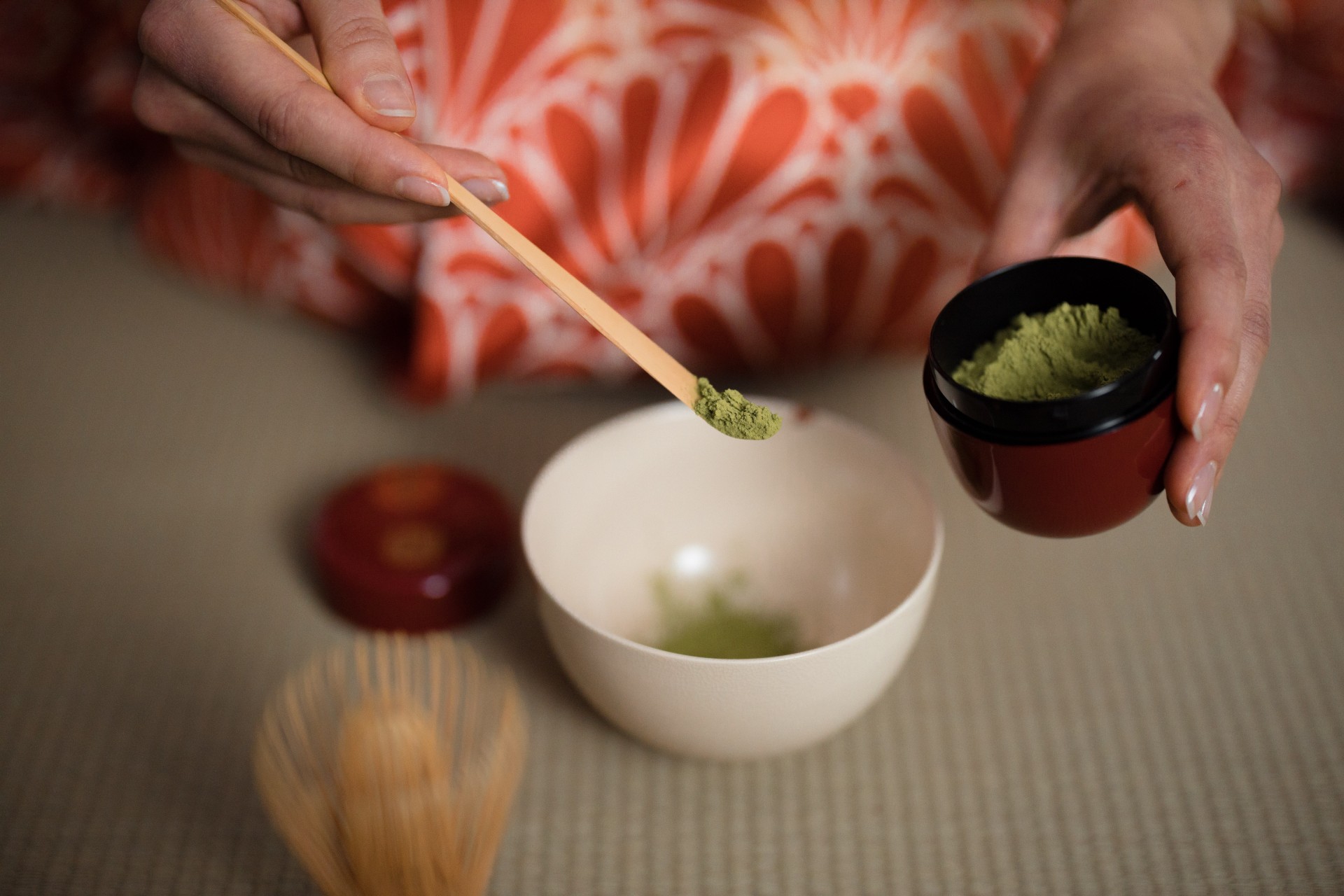 Nella cerimonia del t giapponese si utilizza il t matcha, un t verde in polvere dal colore intenso e un composito retrogusto amarognolo