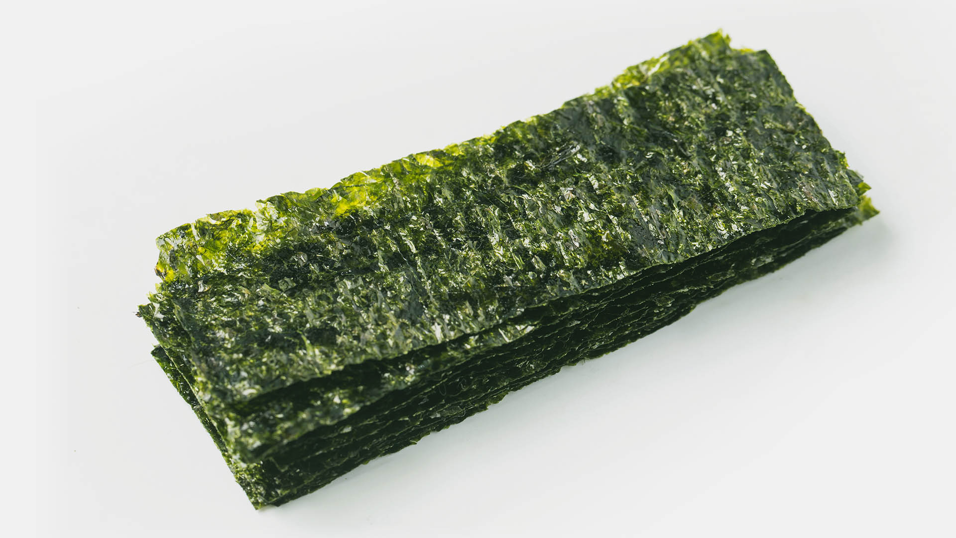 L'alga nori  l'alga che avvolge il sushi, ma  adatta anche per insaporire insalate e minestre