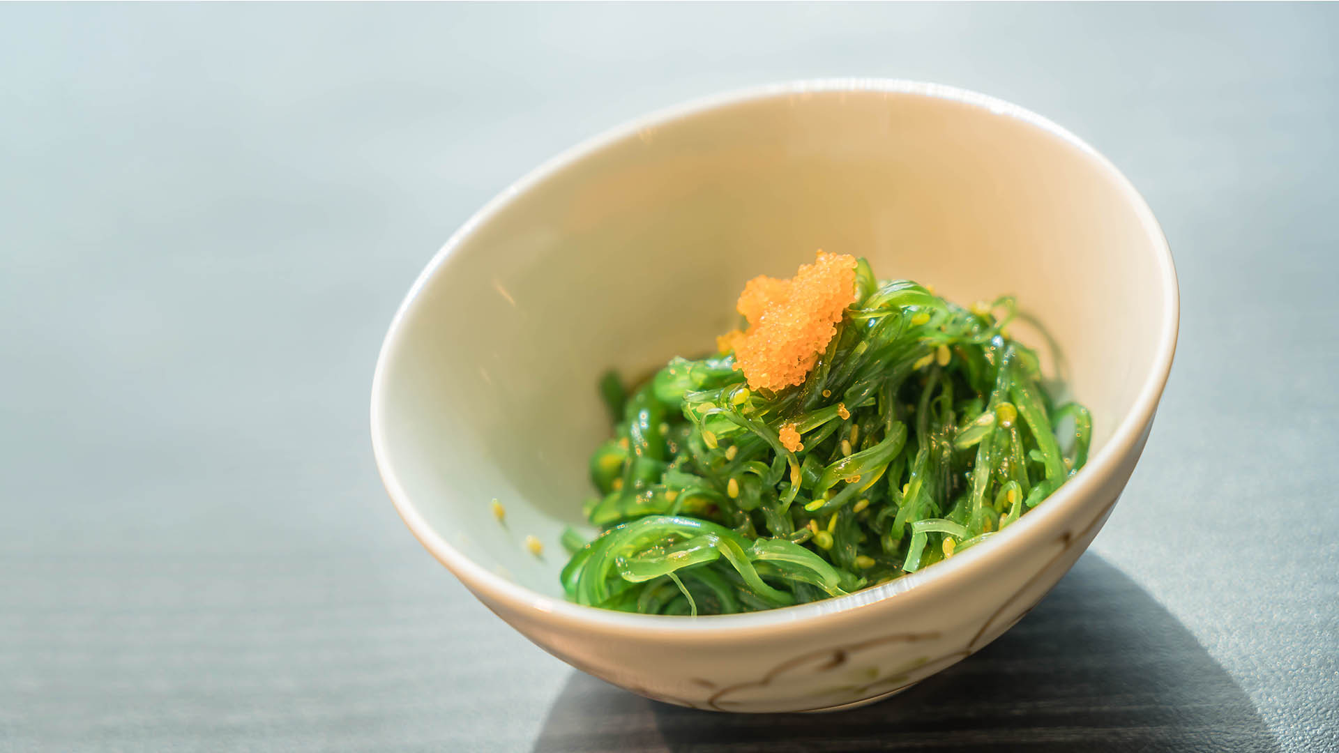 L'alga wakame si presta all'uso per insalate, si accompagna bene ai semi di sesamo