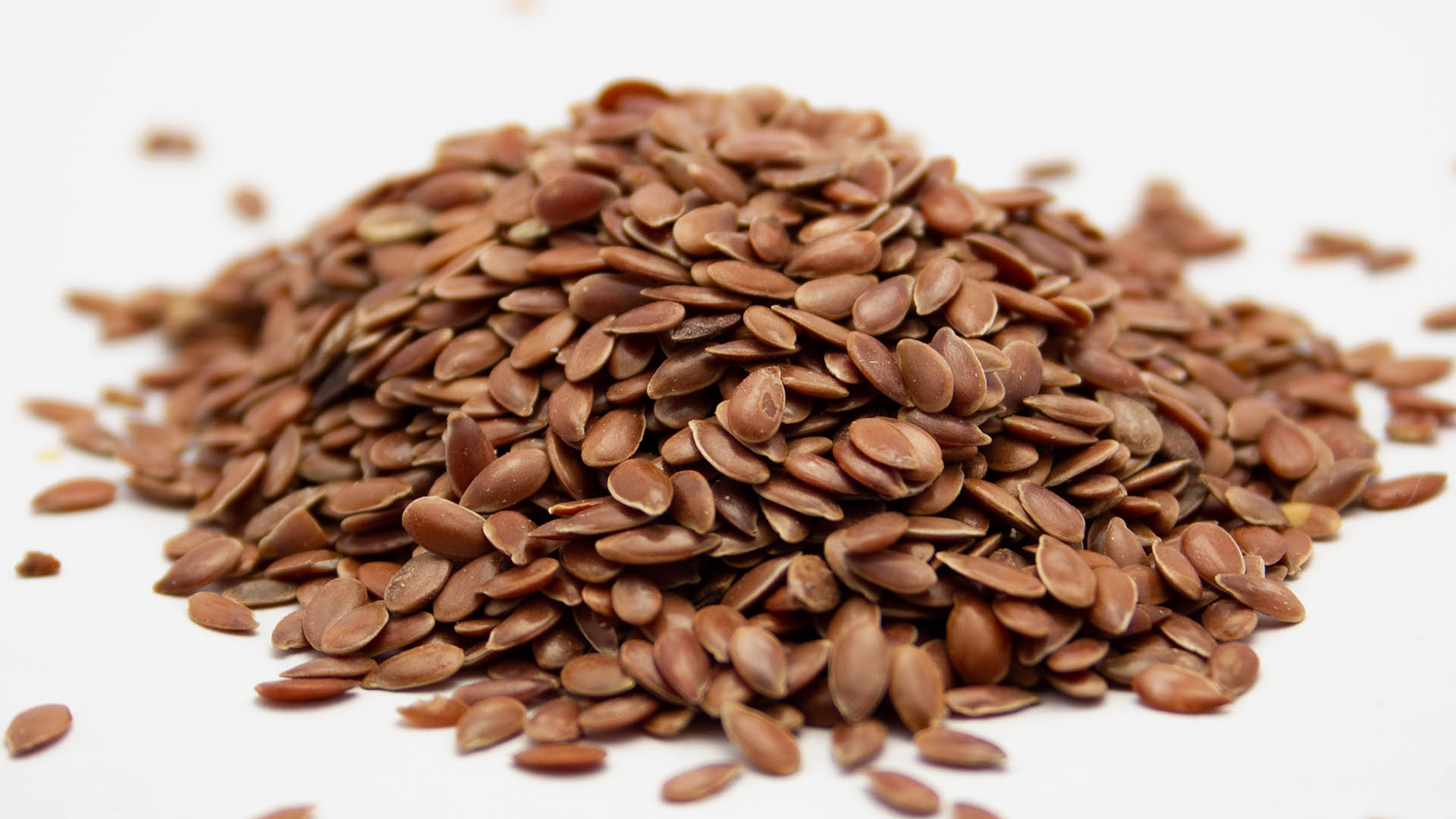 i semi di lino, conosciuti fin dall'antica Roma, sono ricchi in acido alfa linolenico. Tuttavia per poterne beneficiare serve frantumare in guscio resistente che li protegge