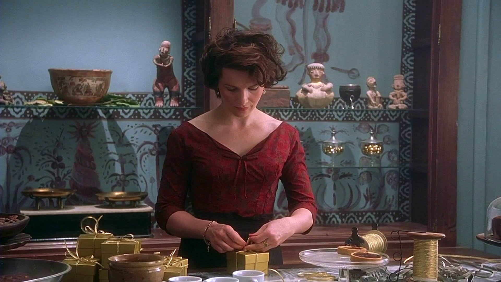 Scena del film Chocolat in cui Vianne, la protagonista, confeziona cioccolatini nel suo negozio 