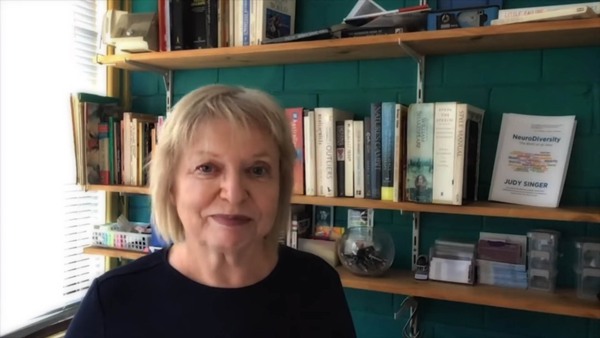 Fermo immagine tratto dal video promozionale del lancio del proprio libro nel canale YouTube della sociologa australiana Judy Singer, la prima ad usare il termine 