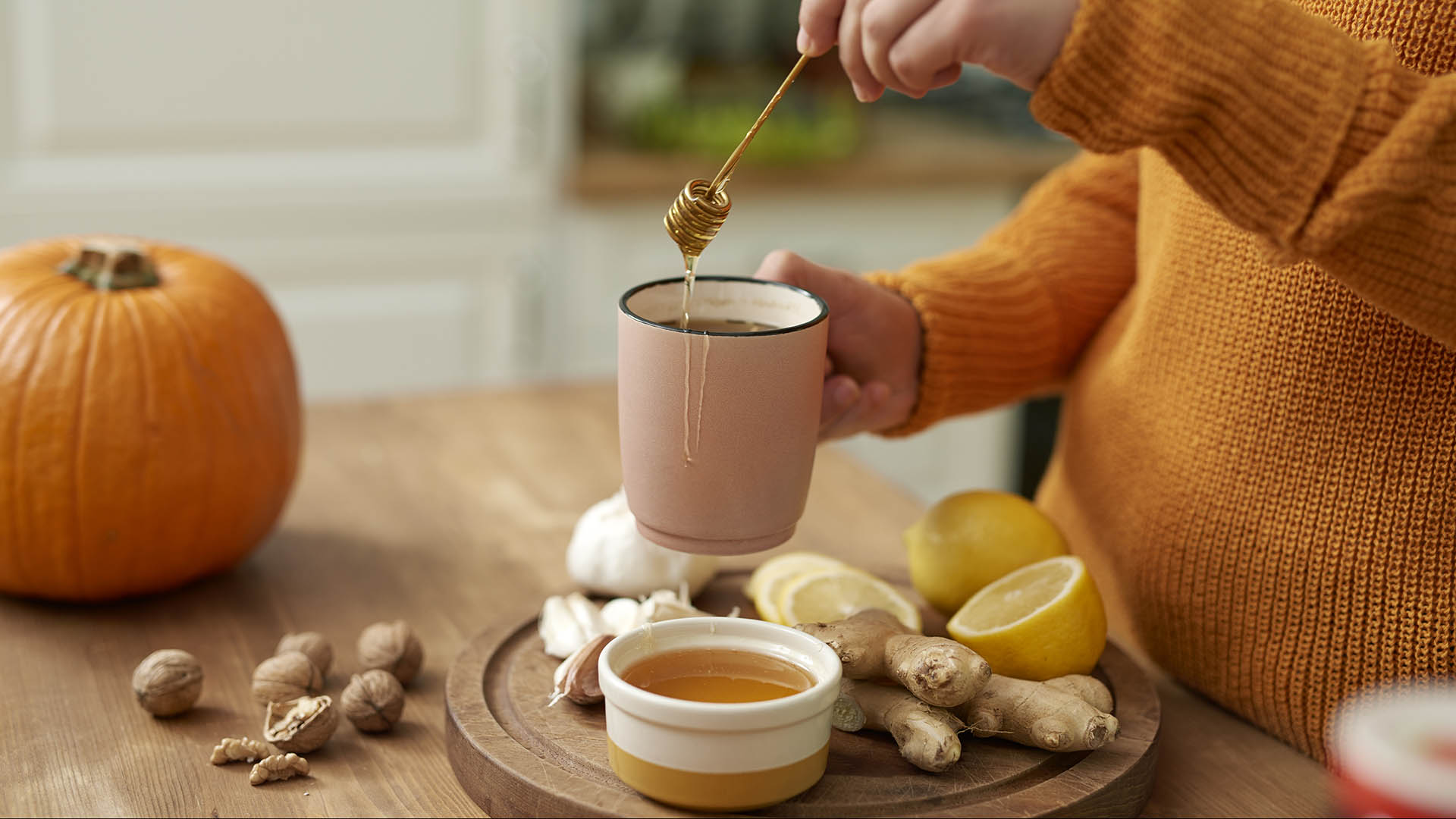 Miele, limone e zenzero in acqua calda sono un rimedio tradizionale per il raffreddore, il mal di gola e gli stati influenzali